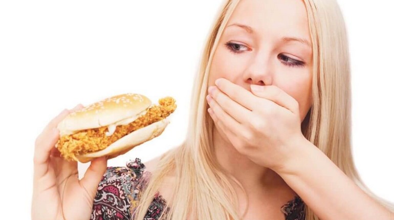 девушка ест бутерброд, девушка уплетает гамбургер за обе щеки
