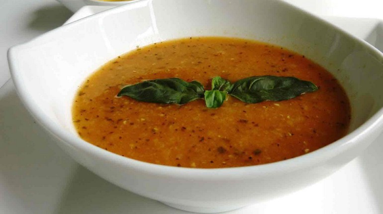 турецкий национальный крем-суп, пюре по-турецки, суп-пюре в тарелке