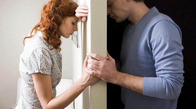 парень с девушкой молчат с разных сторон двери, спор между любимыми