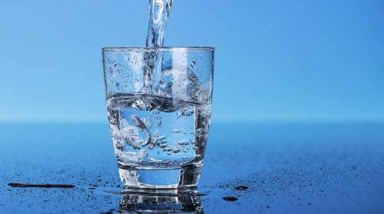 стакан с водой, вода в стакане