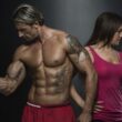 бодибилдеры демонстрируют свои мышцы, накачанные мужчина и девушка на тренировке
