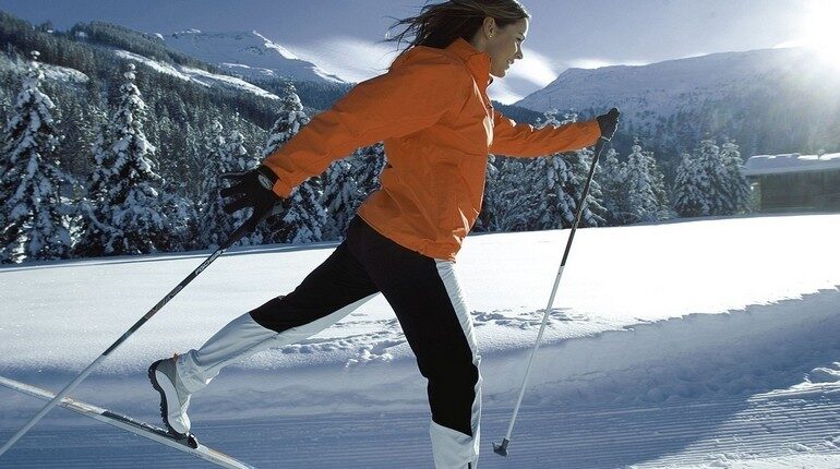 девушка катается на лыжах, беговые лыжи, лыжная прогулка