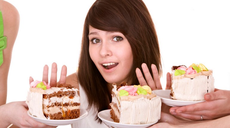 отказаться от сладкого, скажем нет тортикам и пироженкам, девушка отказывается от десертов