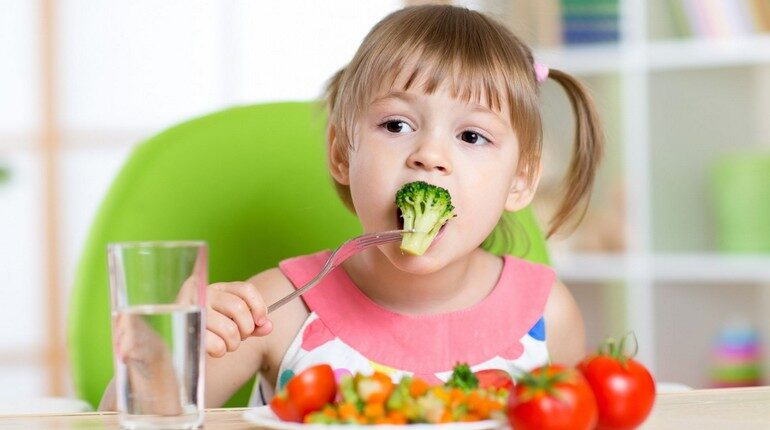ребенок кушает овощи, кормление ребенка