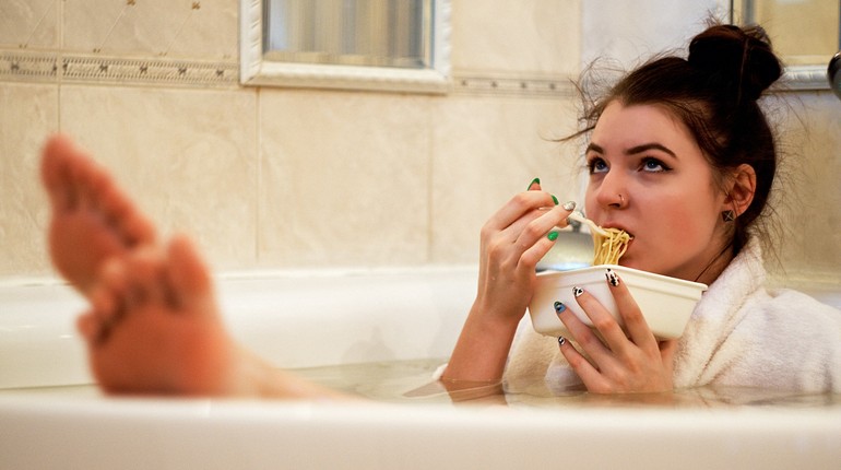 булемия у девушки, девушка ест сидя в ванной
