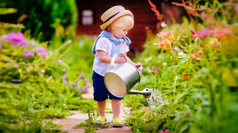 малыш поливает растения из лейки, самостоятельный мальчик