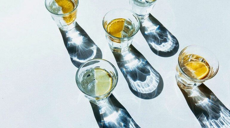стаканы с водой, вода с лимоном в стакане