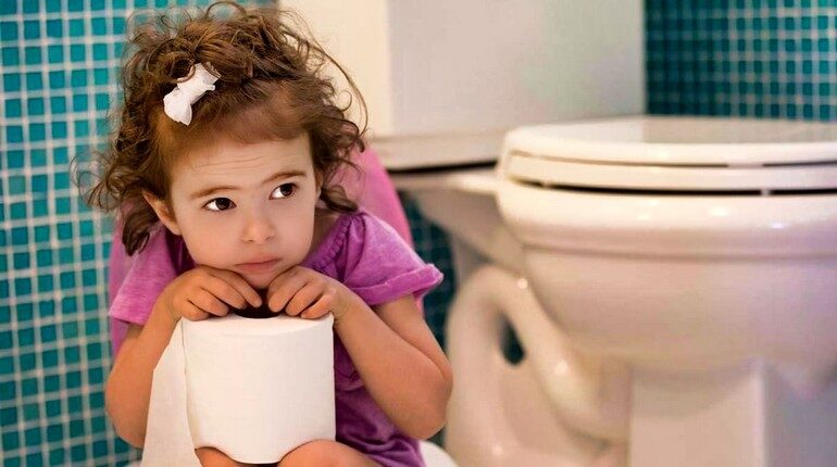 ребенок в туалете, девочка боится какать