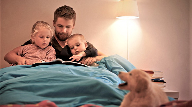 чтение на ночь, папа читает детям, дети и папа читают